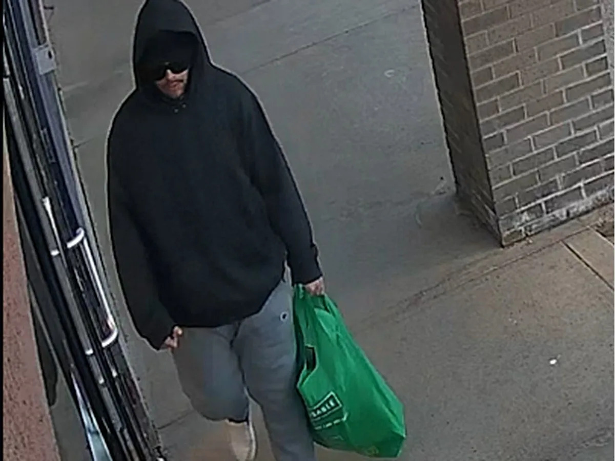 Edmonton police seek suspect after Kingsway vape store robbery