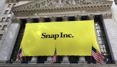 'Sad' That No One Will Tell Snap CEO The Truth, Says Analyst On Company's 'Horrendous' Product Design For $2,195 AR Glasses
