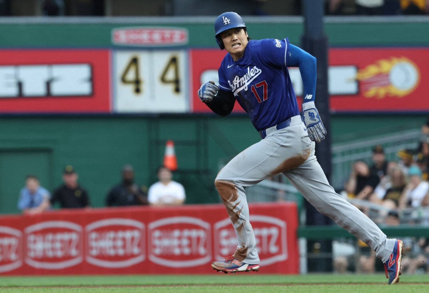 Dodgers’ Shohei Ohtani leaves game early due to left knee inflammation