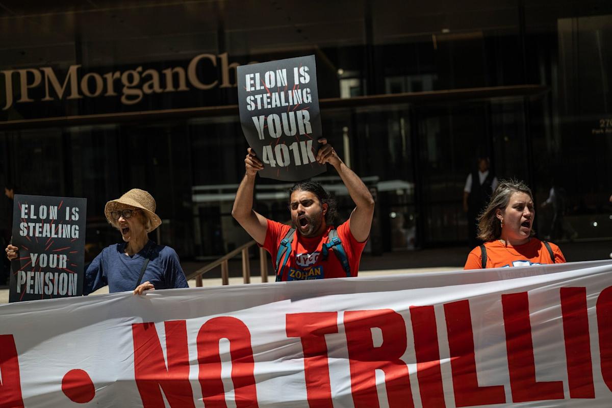 As SpaceX Makes Musk Trillionaire, Some Dissent on NYC’s Streets