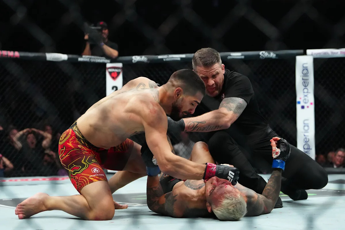 UFC White House full fight: Ilia Topuria shuts down Charles Oliveira