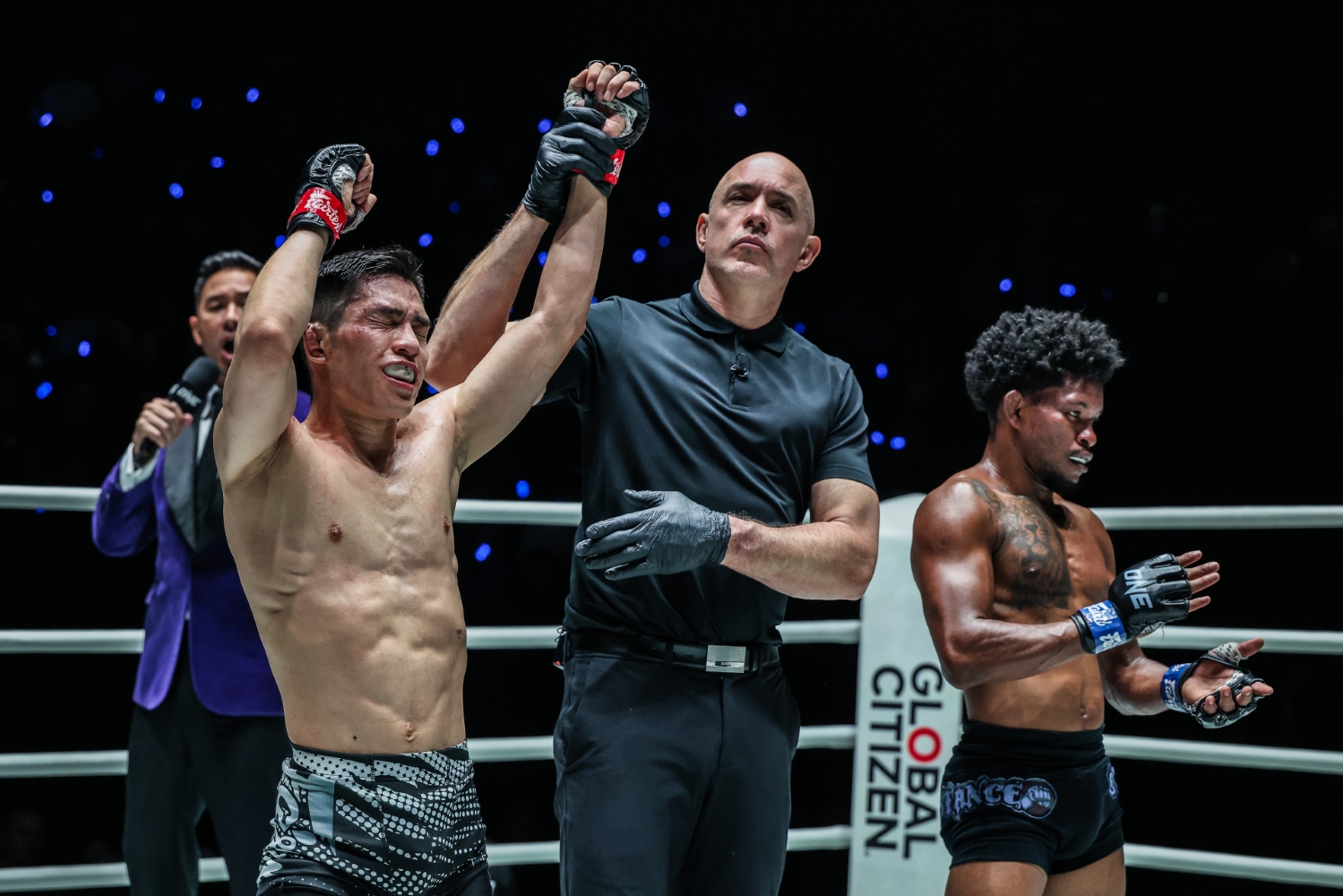 Lee Seung Cheol celebrates his decision win over Fabio Henrique at ONE Fight Night 41