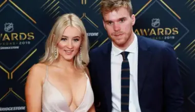 Connor McDavid and Lauren Kyle arrive on the red carpet before the 2019 NHL Awards.