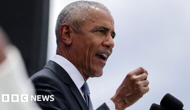 Obamas host star-studded opening of Chicago presidential centre - BBC