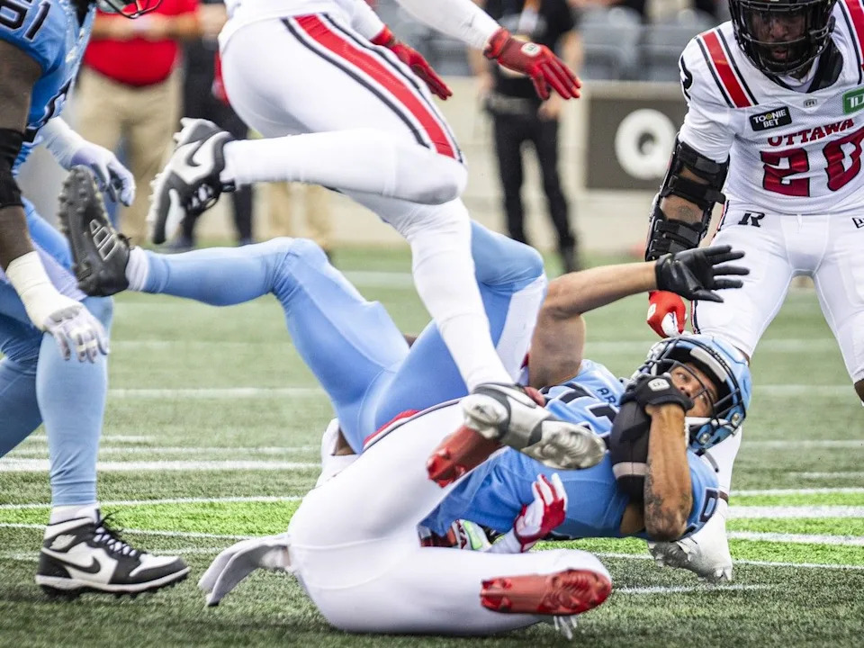 The Argonauts’ Dave Ungerer holds the ball tight after catching a pass during the first half.