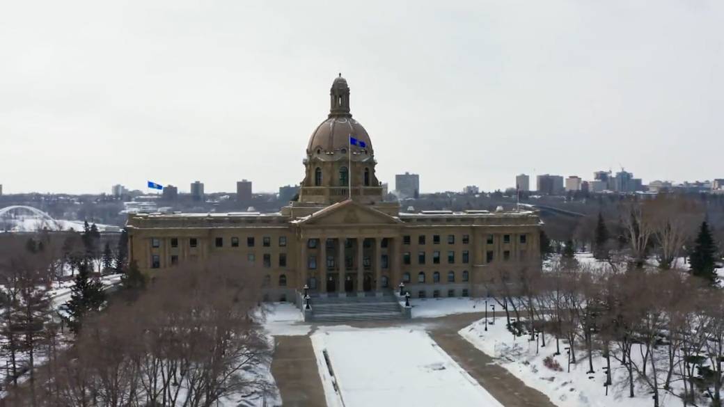 Click to play video: 'Protesters fear ‘American-style’ two-tiered health care is coming to Canada'