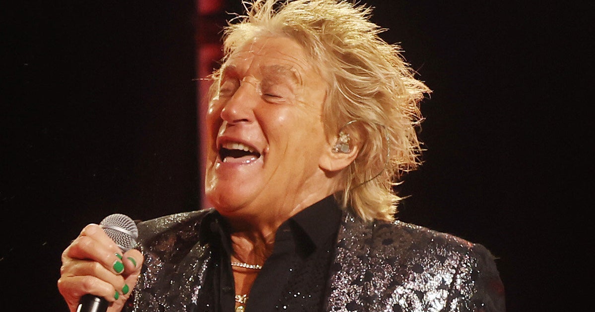 Rock Legend Rod Stewart Needs Oxygen Onstage In Frightening Moment