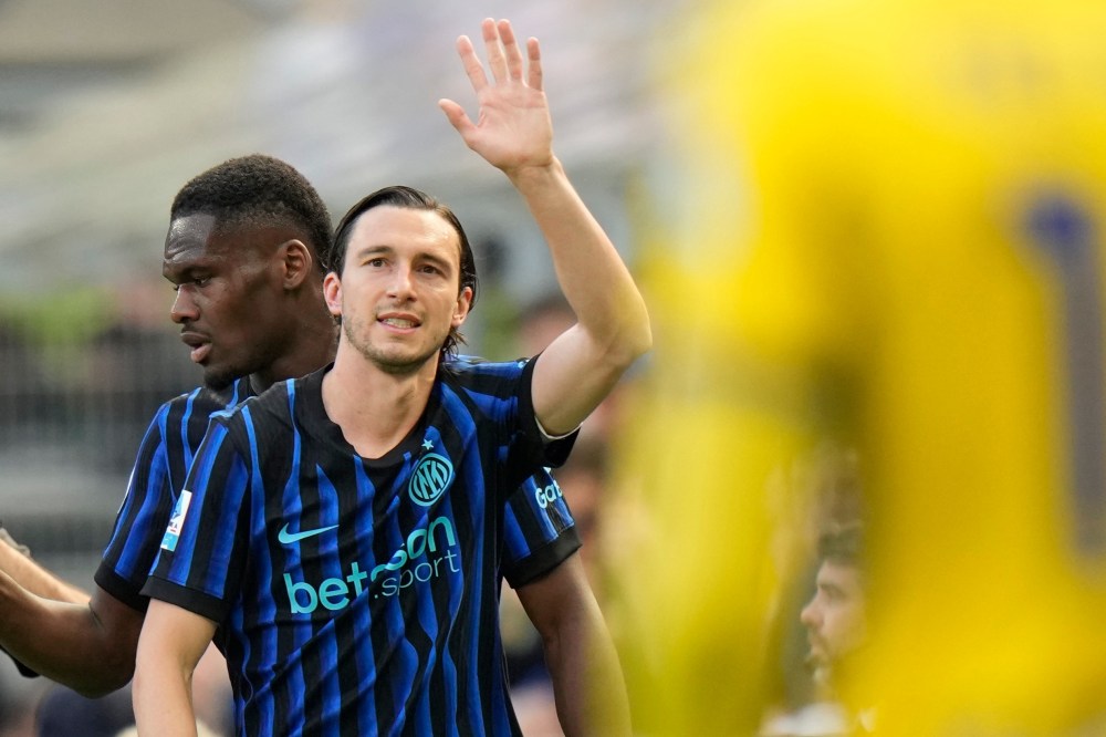 FILE - Inter Milan's Matteo Darmian waves to supporters during a Serie A soccer match between Inter Milan and Hellas Verona, in Milan, Italy, Sunday, May 17, 2026. (AP Photo/Luca Bruno, File)