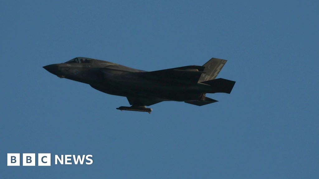 US launches new strikes on Iran after Trump vows to hit 'hard' - BBC