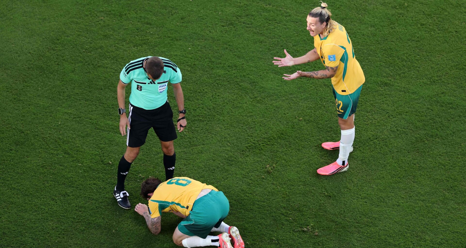 À la défense des joueurs de soccer qui simulent une blessure | JDQ