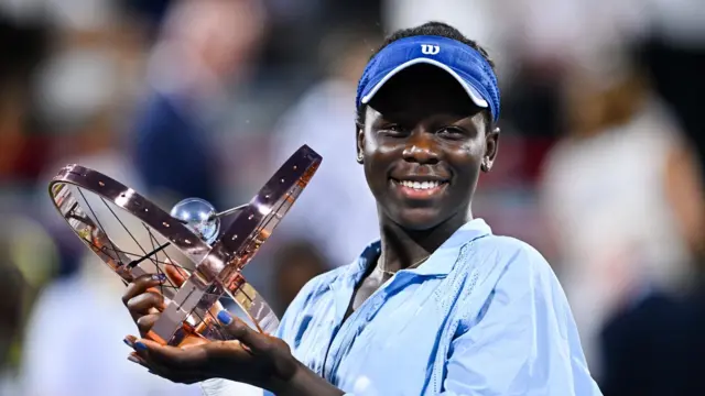 Victoria ateruye igikombe cya Canada Open umwaka ushize amaze gutsinda icyamamare Naomi Osaka  