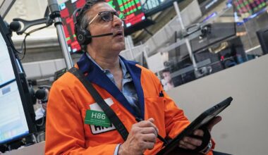 Most US stocks rise as oil prices ease, but slumping AI stars weigh on Wall Street