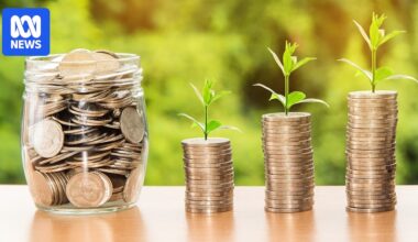 Superannuation switching trend sees billions flow out of retail funds, at a risk