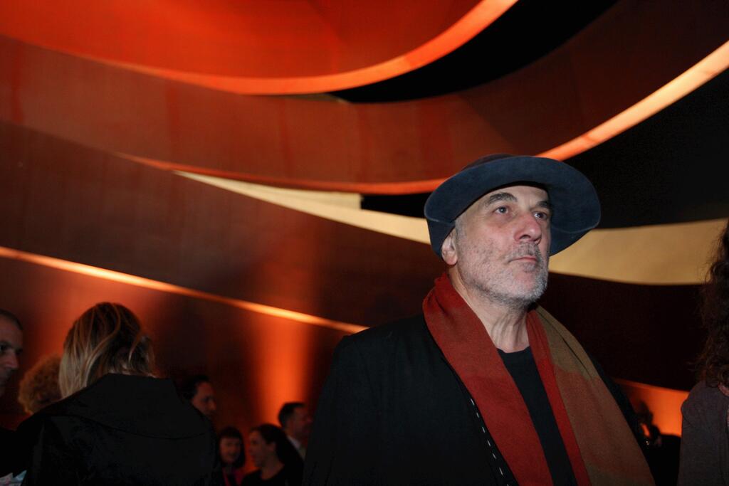 Ron Arad in the Design Museum Holon (Photo: Amit Sha'al) רון ארד במוזיאון העיצוב בחולון