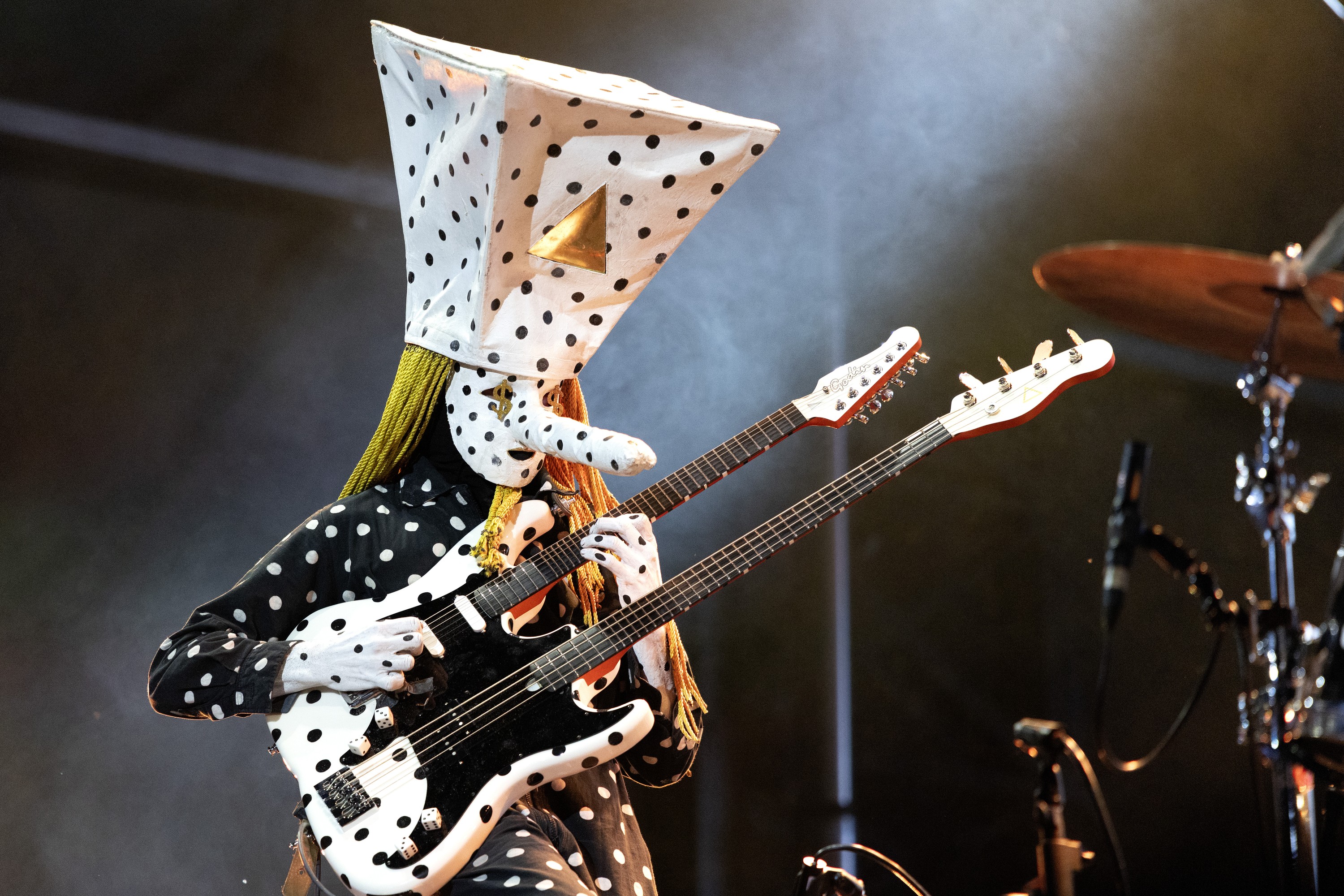 Khn de Poitrine of Angine de Poitrine performs on stage.