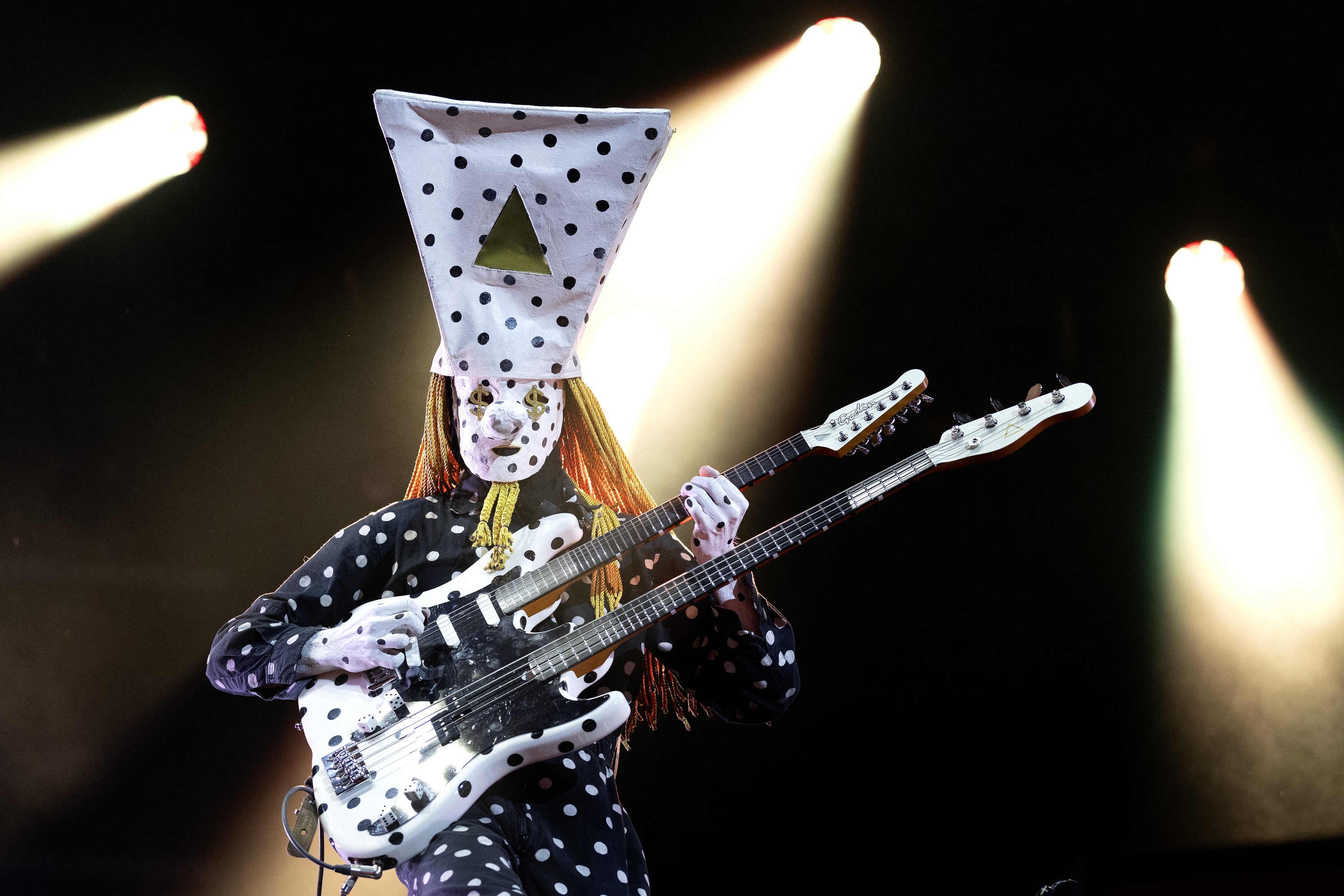 Khn de Poitrine of Angine de Poitrine performs on stage.