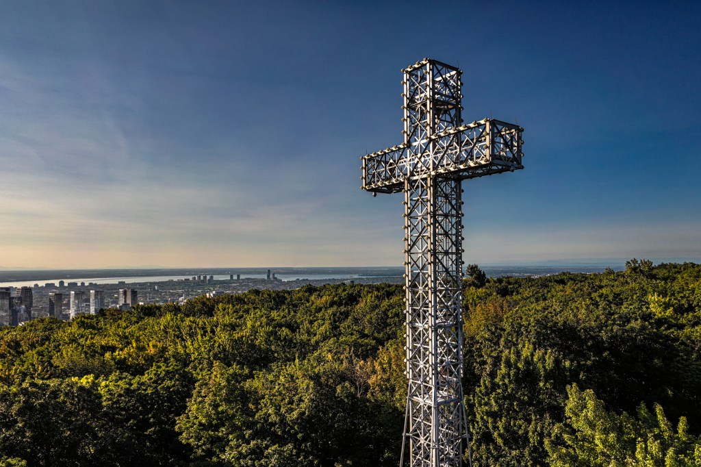 Iconic Mount Royal cross to go dark for more than a year during restoration