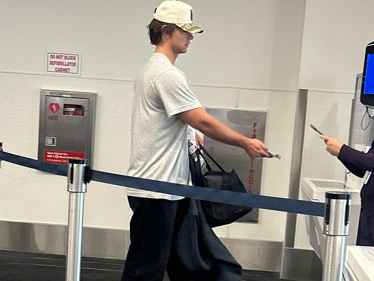0623-Britney-Spears-Son-Sean-Preston-Federline-Airport-To-Zurich-Sub1