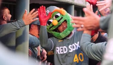 Willson Contreras dodges injury, hits home run in Red Sox win