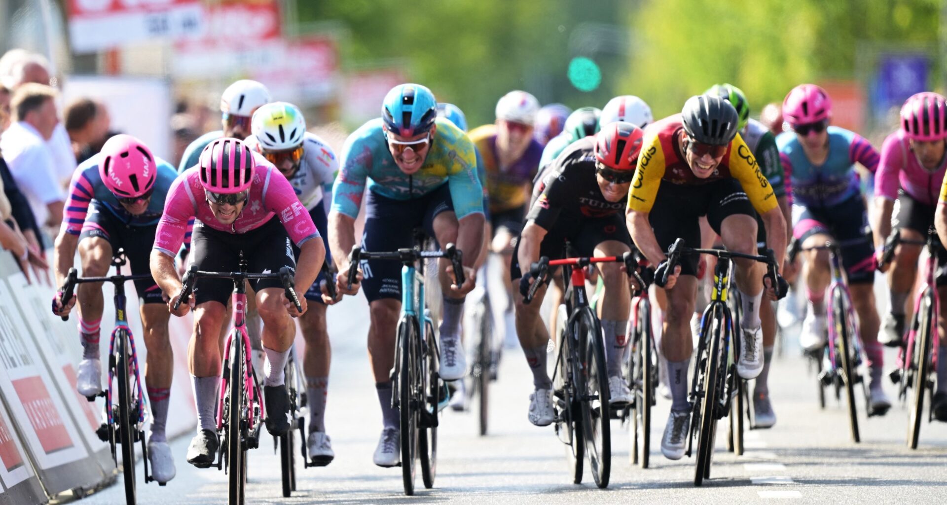 Heistse Pijl: Young Briton Noah Hobbs claims first pro victory in tight sprint