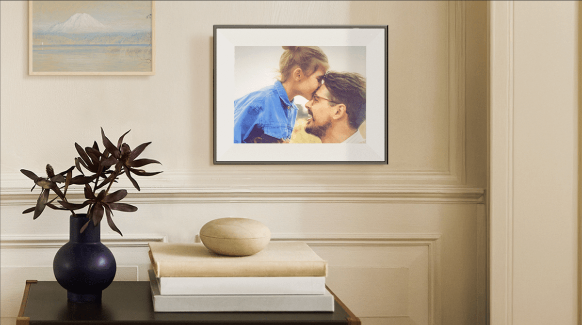 Aura's impressive e-ink photo frame doesn't even look digital