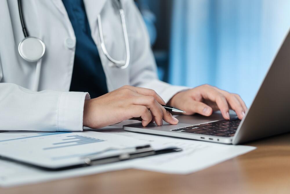 AI has become a core tool for pharmaceutical and biotechnology companies (Photo: Shutterstock) רופא משתמש במחשב