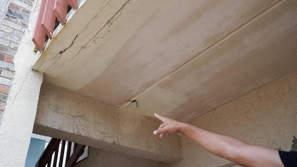 Cracks in the ceiling of a home near SpaceX’s rocket launch site (Photo: Gabriel V. Cardenas/Reuters) הסדקים שנוצרו בתקרת אחד הבתים הסמוכים לאתר שיגור הרקטות של ספייס אקס