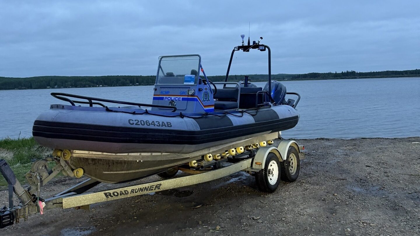 Stranded man, children rescued on lake northwest of Edmonton