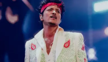 Bruno Mars performs 'Dance With Me' encore at final Toronto show- NOW Toronto