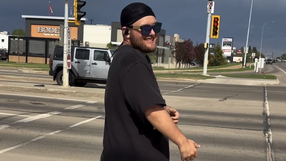 Sherwood Park dancer vows to fight ticket after RCMP order him to stop performing at busy intersection
