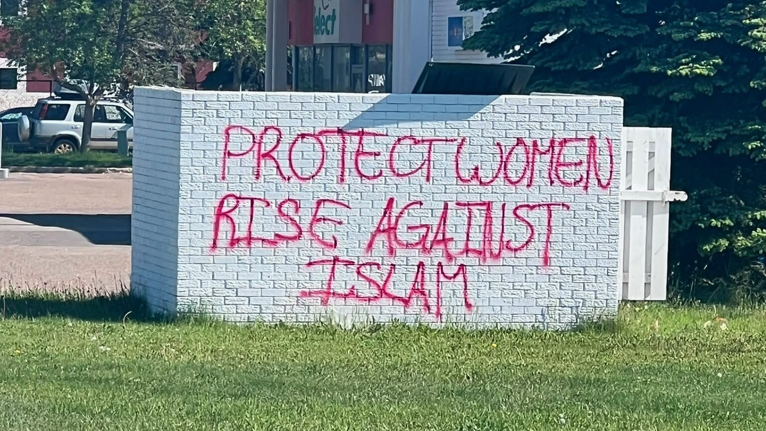 Graffiti outside north Edmonton Islamic daycare being investigated by hate crime unit