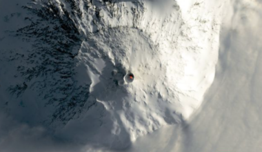 There's a Volcano in Antarctica Spewing Gold Crystals Into The Atmosphere : ScienceAlert