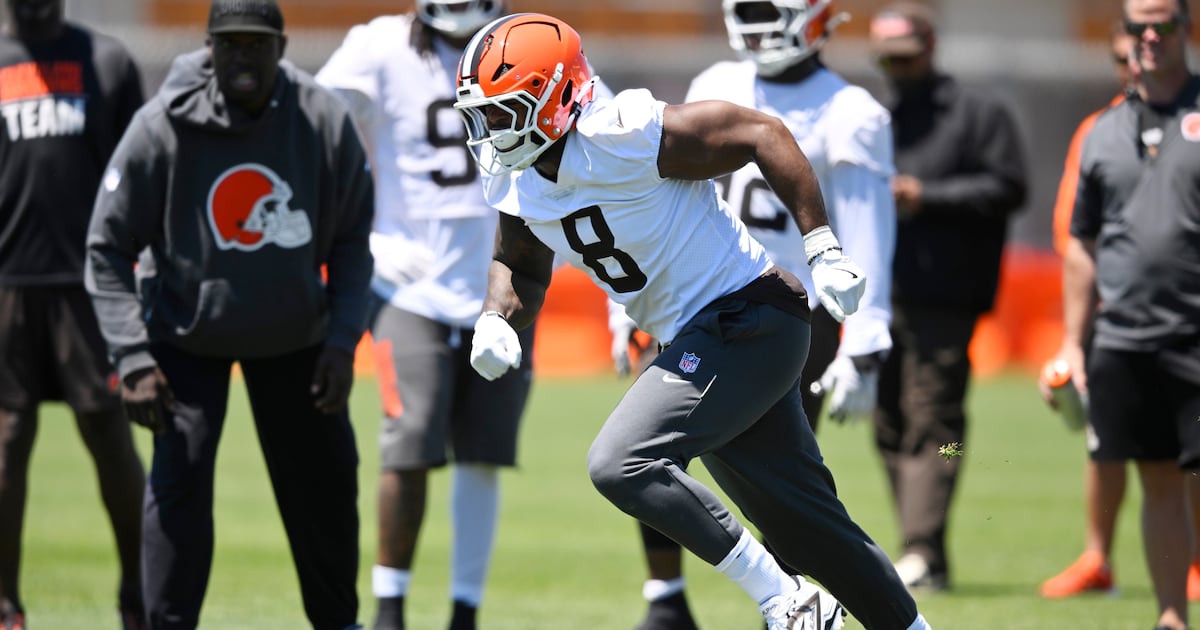 Jared Verse, Dillon Gabriel each don No. 8 jersey in Cleveland Browns practice
