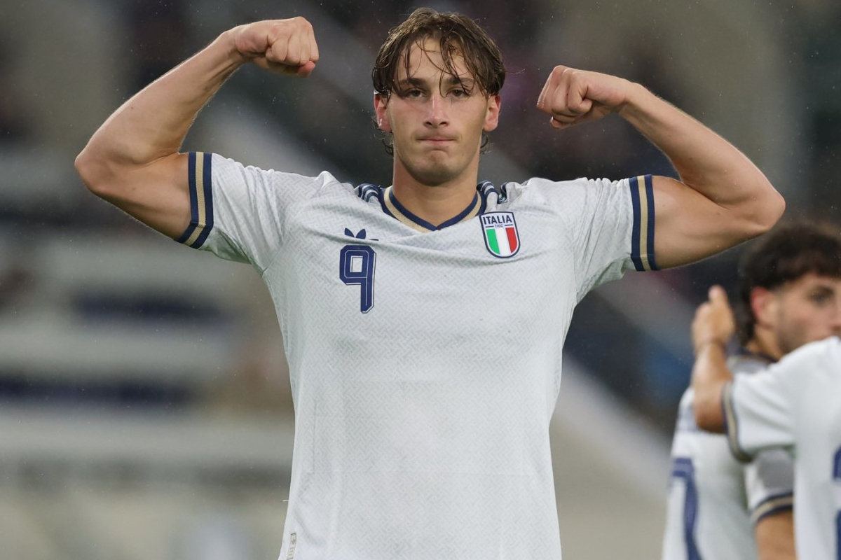 Francesco Pio Esposito celebrates scoring for Italy against Luxembourg (@optapaolo)