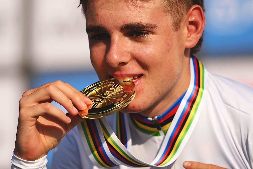 Lorenzo Finn and Team Italy poses on the podium after the 98th UCI Cycling World Championships Kigali 2025, Men Under 23 Road Race