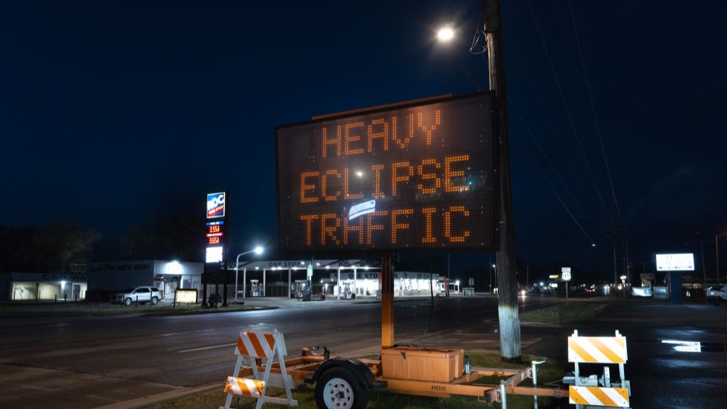 a road traffic sign saying "heavy eclipse traffic".