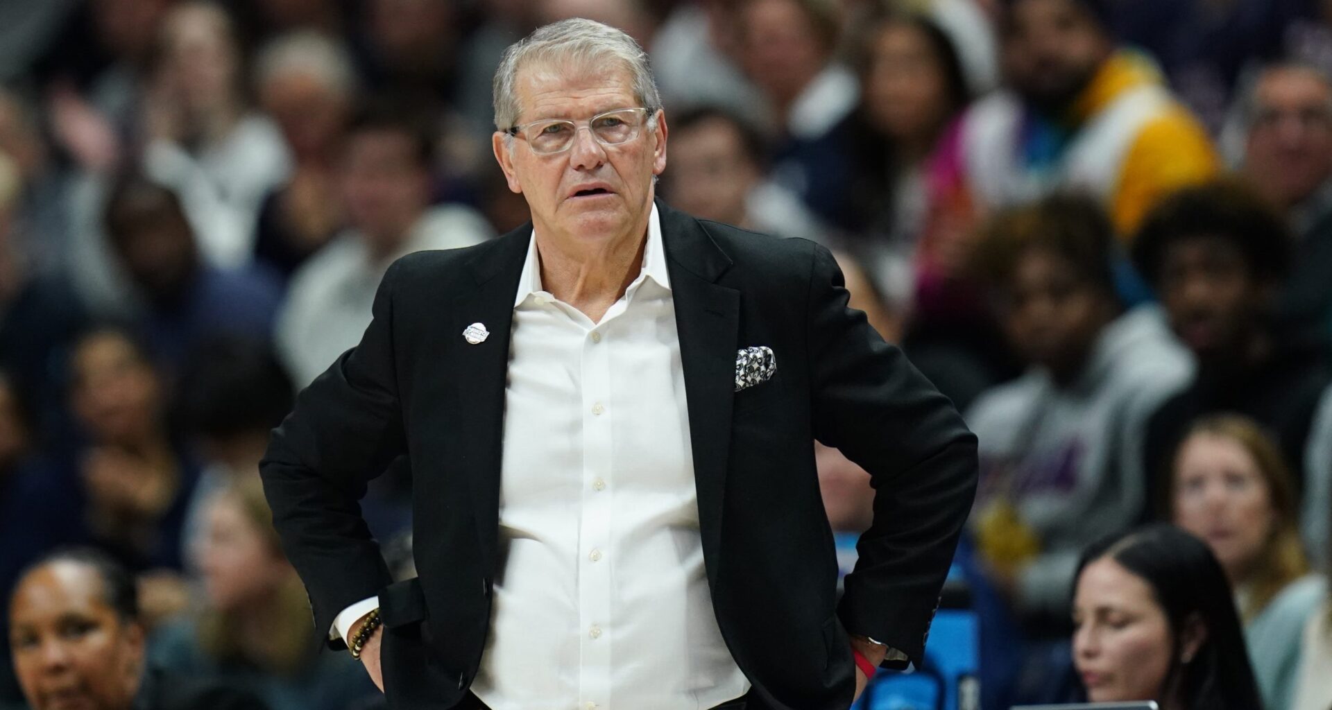 Geno Auriemma, Robin Roberts set to call WNBA game for ESPN