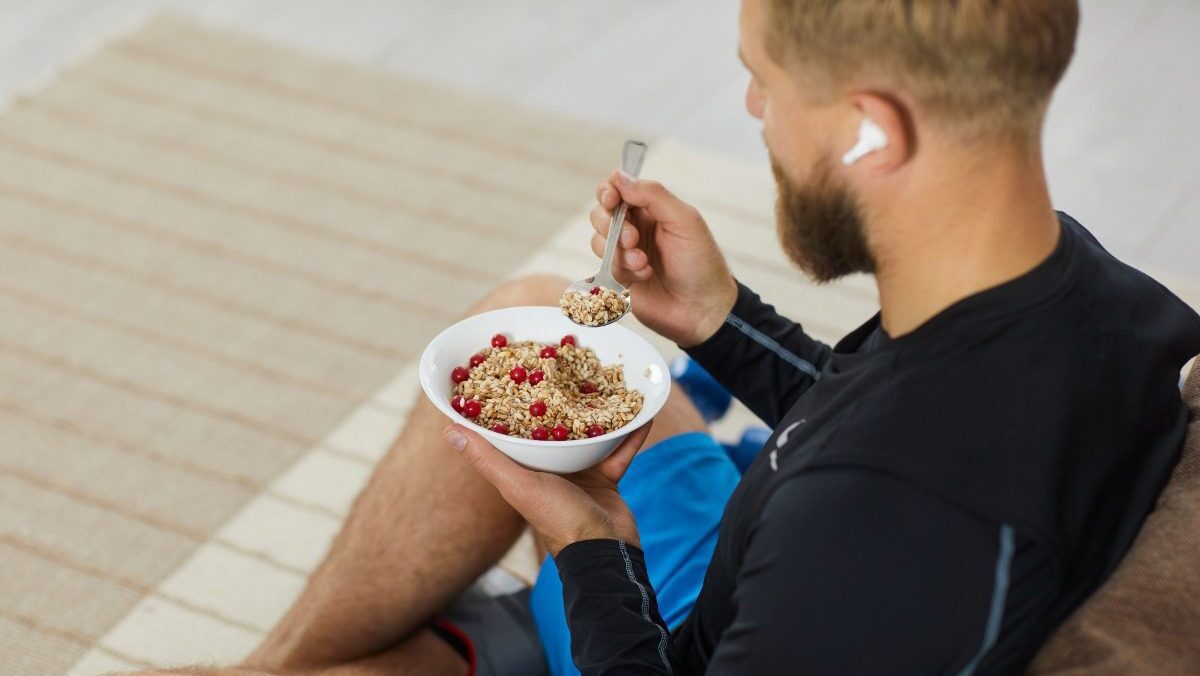 runner eating breakfast