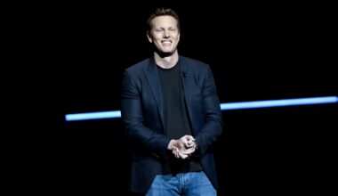 Supergirl EP Says David Ellison Has Met with James Gunn, Peter Safran