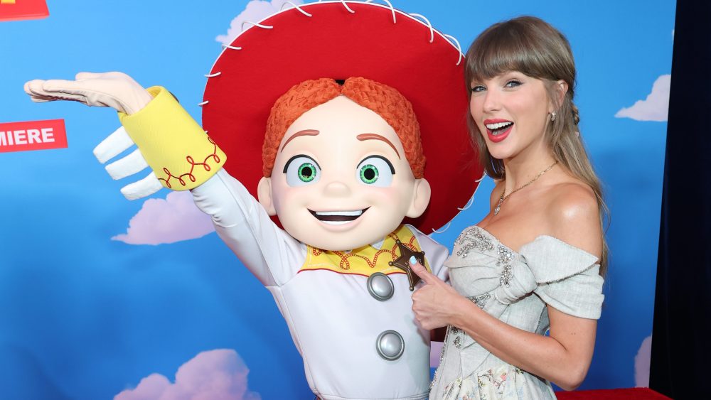 Taylor Swift's 'I Knew It, I Knew You' Debuts at No. 1 on Hot 100