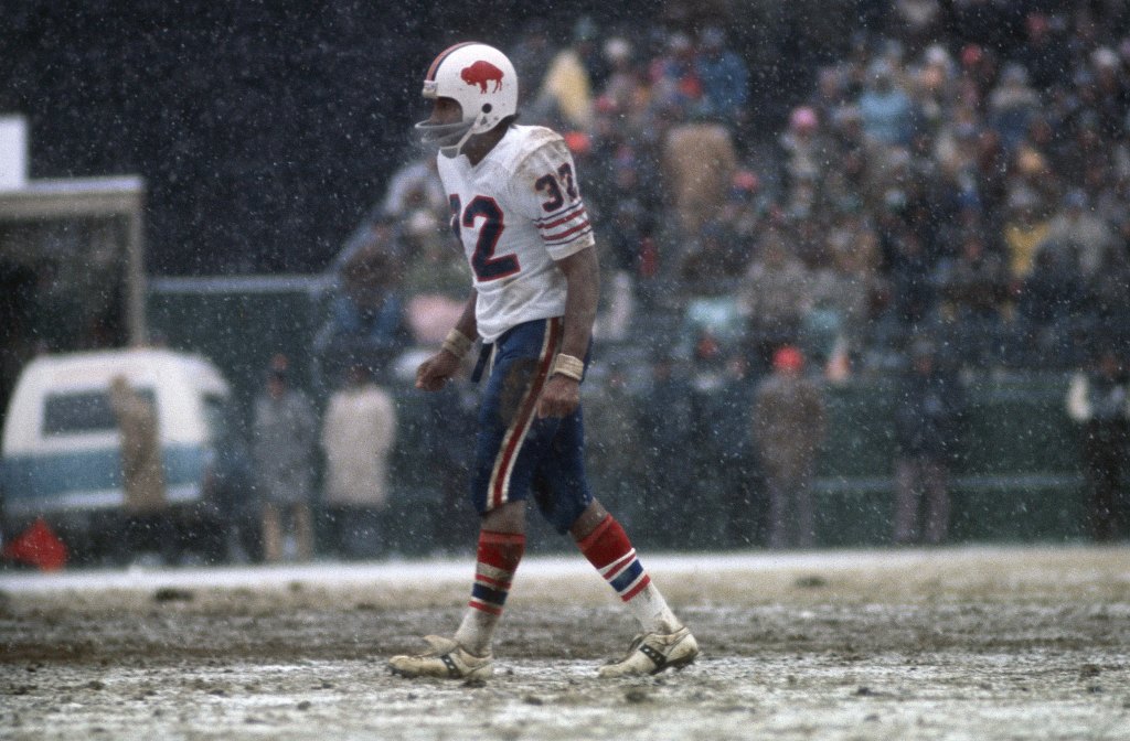 Running back O.J. Simpson #32 of the Buffalo Bills walks off the field during a mid circa 1970's NFL game against the New York Jets at Shea Stadium in Flushing, New York.