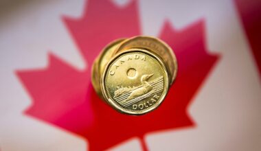 Canadian dollar falls as speculators raise bearish bets to highest this year