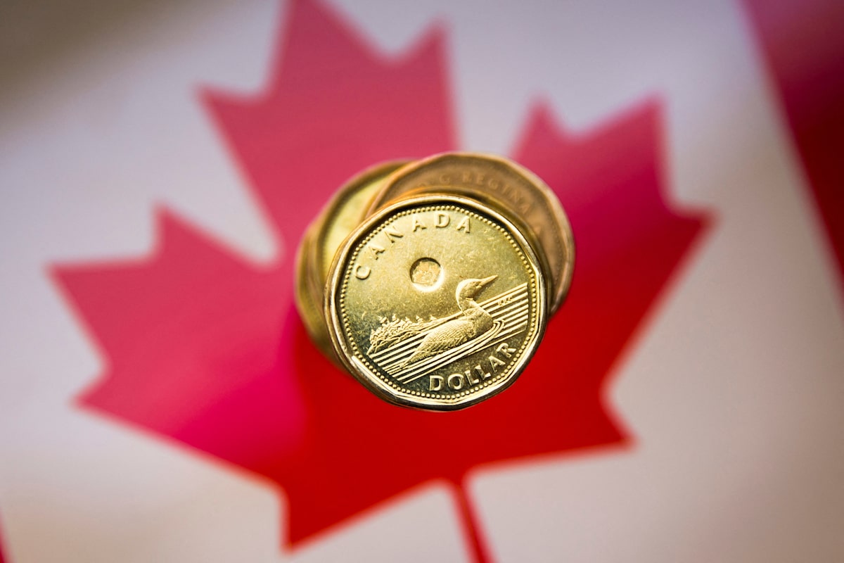 Canadian dollar falls as speculators raise bearish bets to highest this year