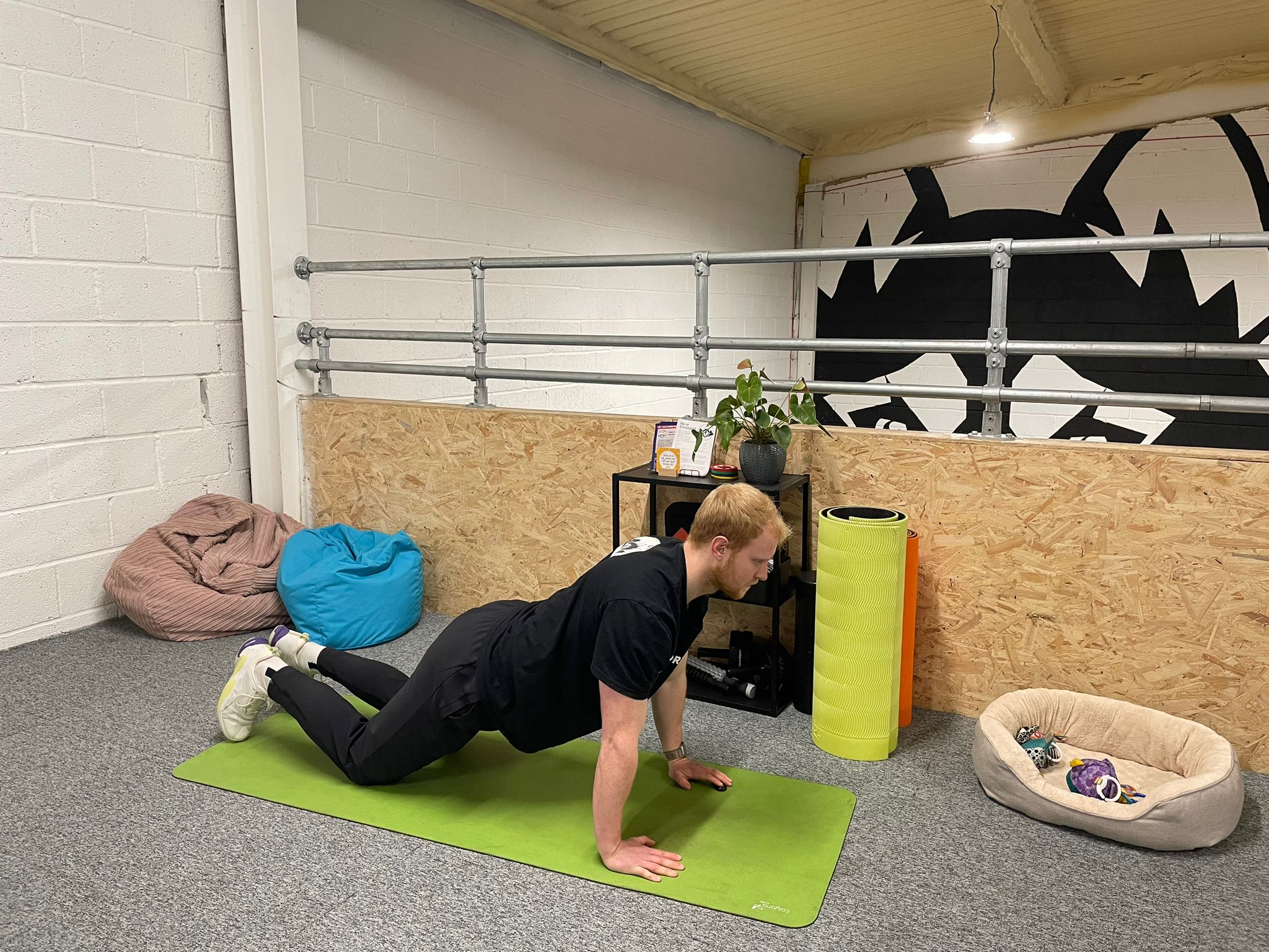 Harry Bullmore demonstrating a kneeling press-up