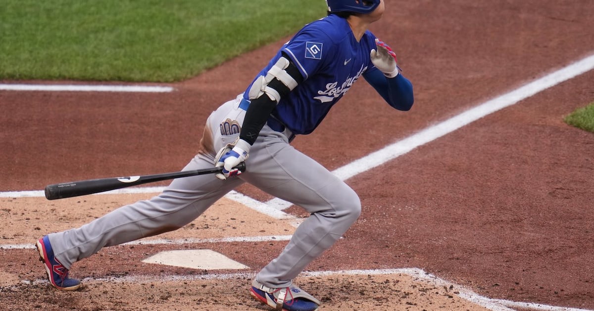 Shohei Ohtani homers, leaves game with left knee inflammation in Los Angeles Dodgers' 8-6 win over Pittsburgh Pirates