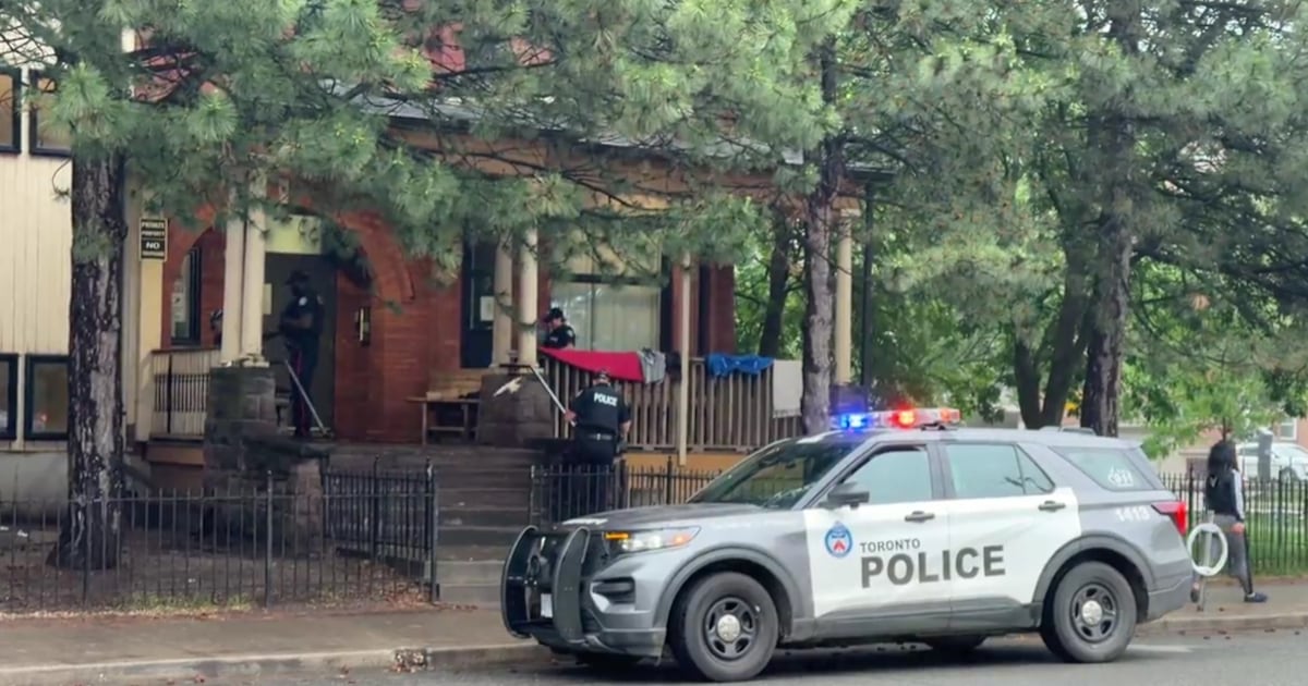 Man stabbed in Toronto's west end, suspect at-large