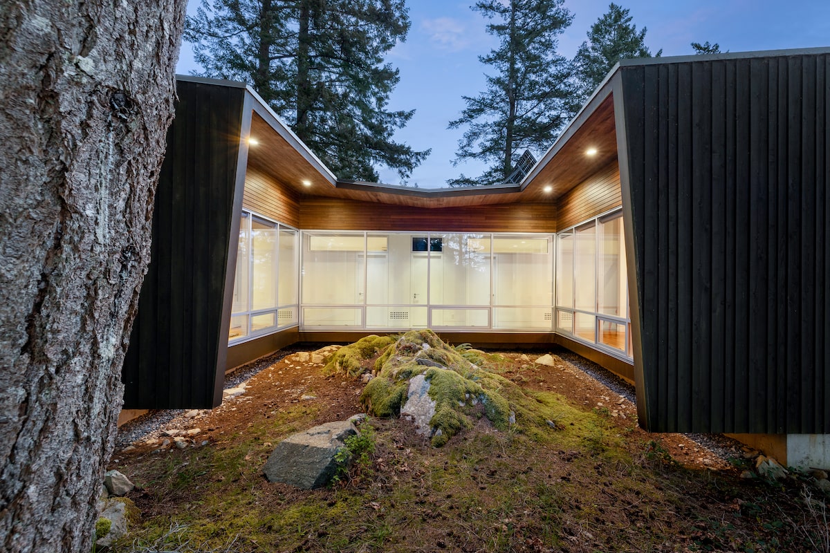 The tide was right for this Gambier Island home