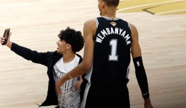 Fan runs onto court to take selfie with Victor Wembanyama