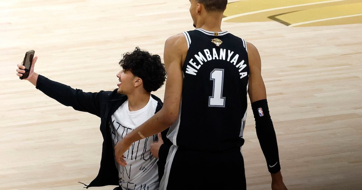 Fan runs onto court to take selfie with Victor Wembanyama