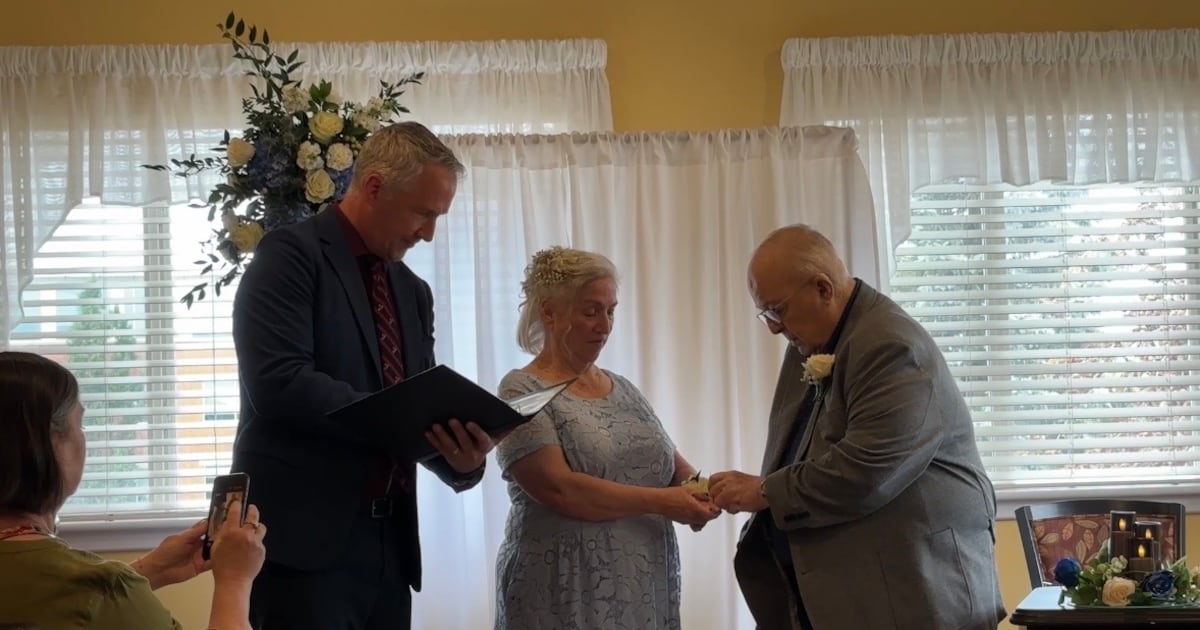 Ottawa couple tie the knot at senior living community